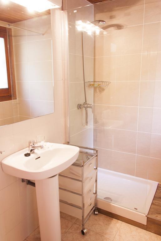 Ostau Dera Nheu Hotel Les Bagian luar foto